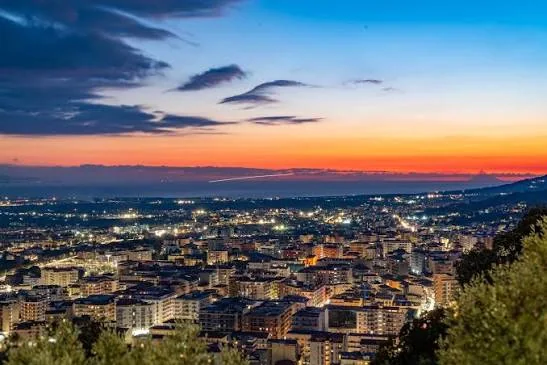 Panorama di Lamezia Terme al tramonto con il golfo sullo sfondo