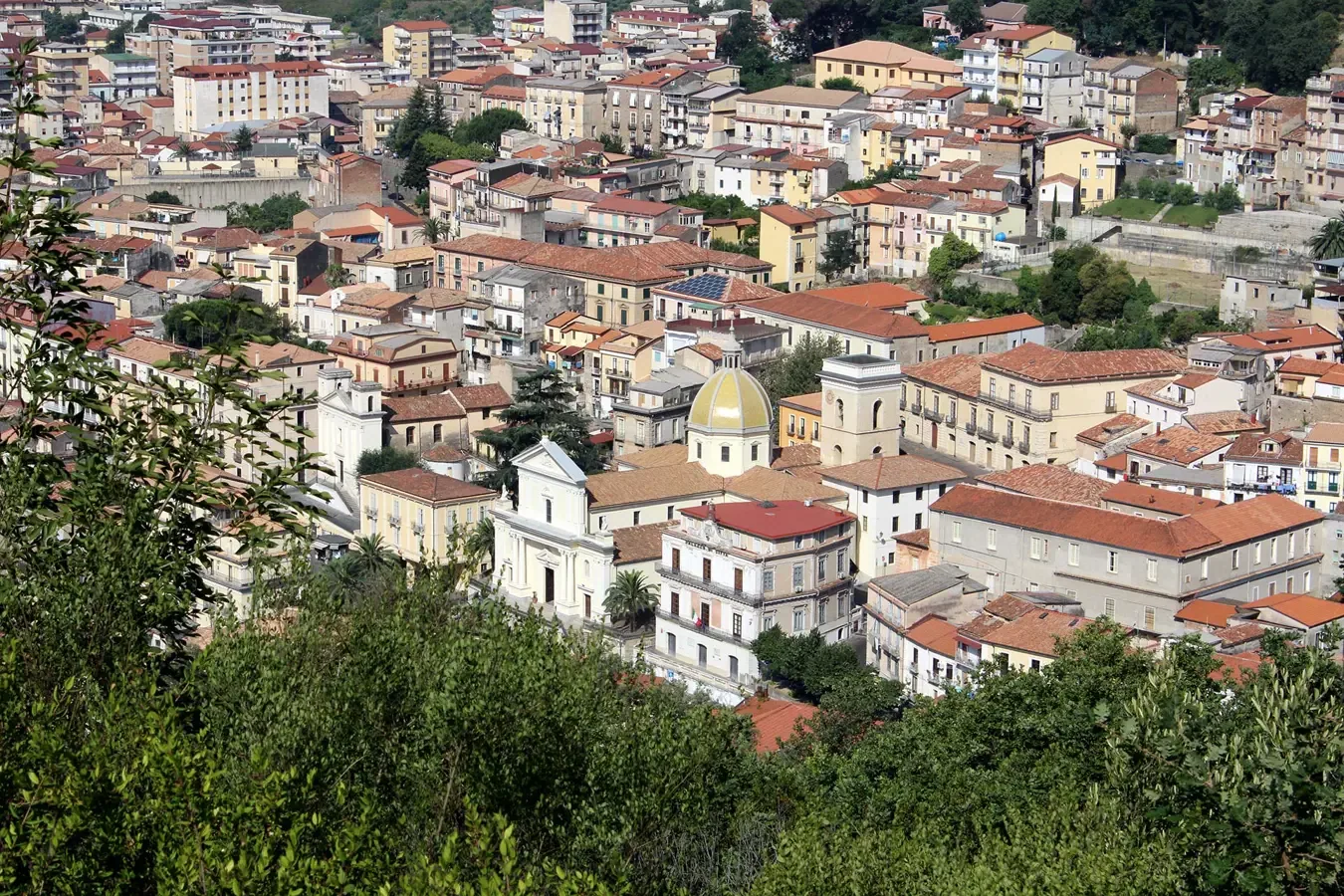 Panorama dei tetti e delle chiese del centro storico di Lamezia Terme