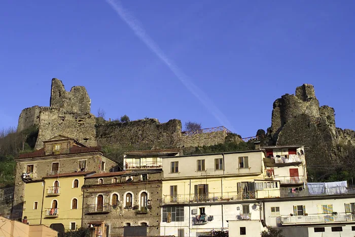 Rovine del Castello Normanno-Svevo sopra il centro storico di Nicastro