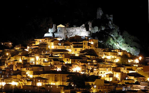 Vista notturna del Castello Normanno-Svevo e del borgo