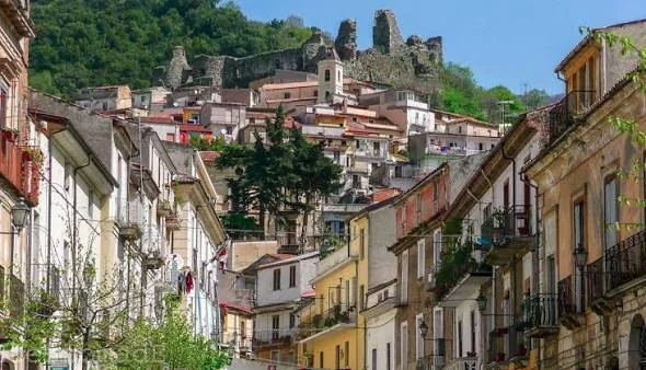Scorcio del centro storico di Nicastro con il castello sullo sfondo