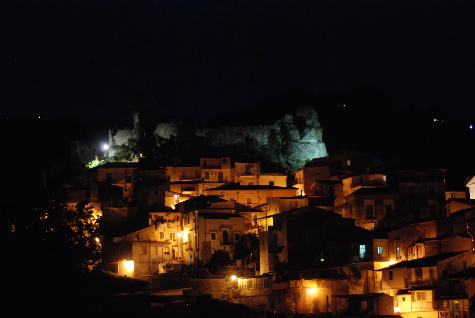 Borgo di Nicastro e Castello Normanno-Svevo di notte