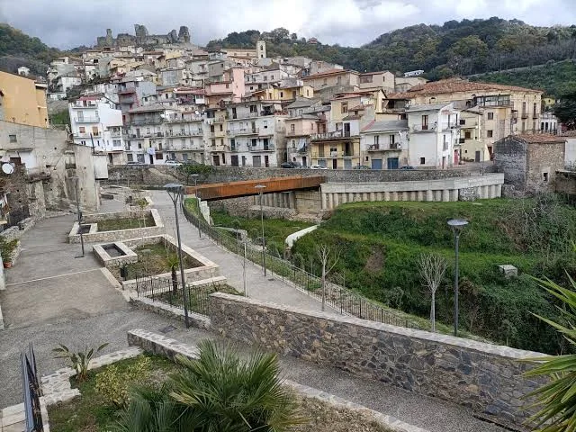 Panorama del centro storico con il ponte pedonale e le case antiche