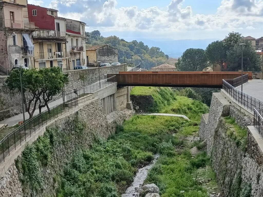 Ponte pedonale e corso d'acqua nel centro storico di Lamezia Terme