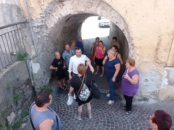 Visita guidata in un antico passaggio ad arco del centro storico