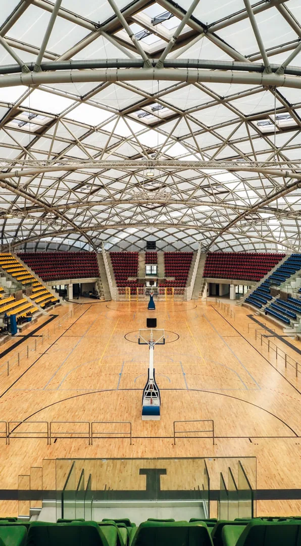 Interno del nuovo Palazzetto dello Sport di Lamezia Terme, in Via del Progresso, con campo da basket e tribune