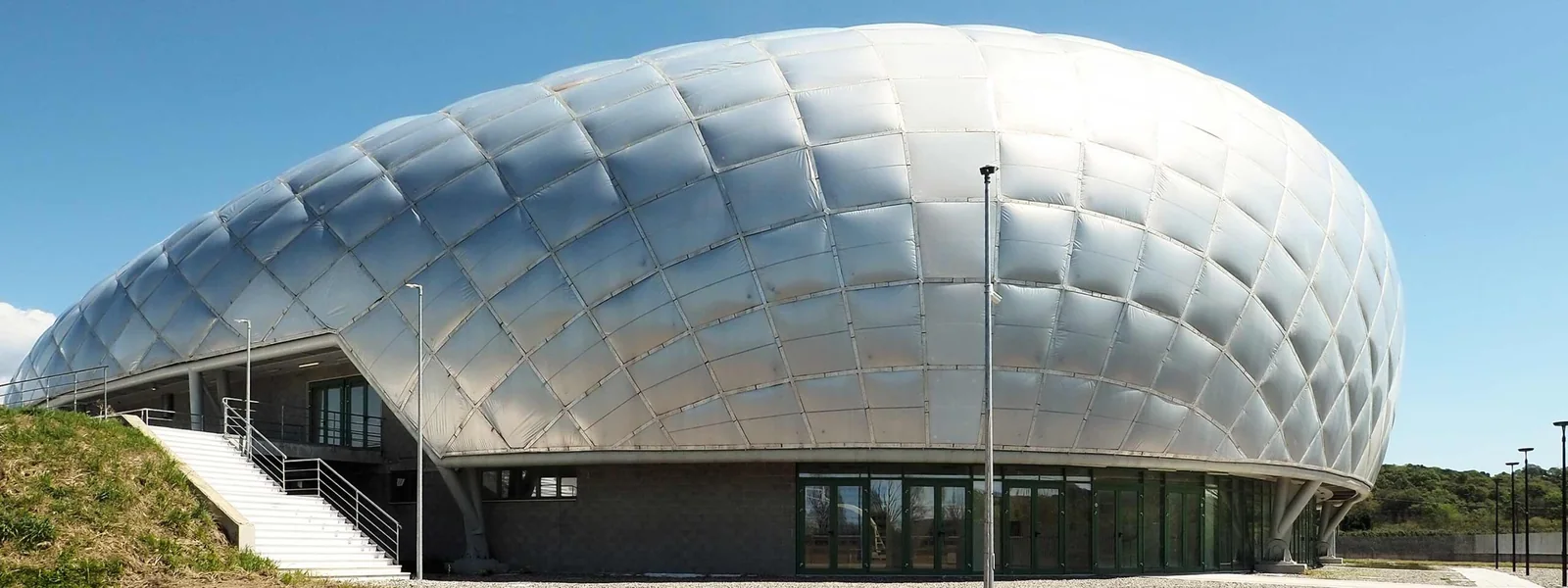 Esterno del nuovo Palazzetto dello Sport di Lamezia Terme, alla fine di Via del Progresso