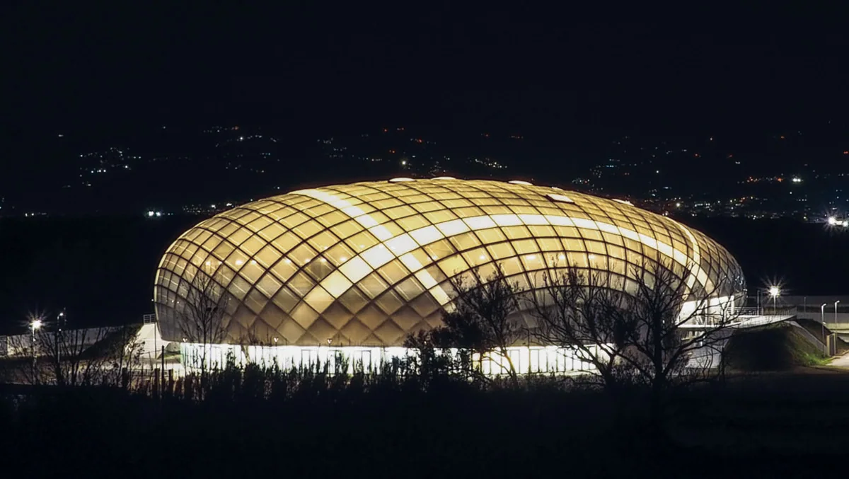 Nuovo Palazzetto dello Sport di Lamezia Terme illuminato di notte, in Via del Progresso