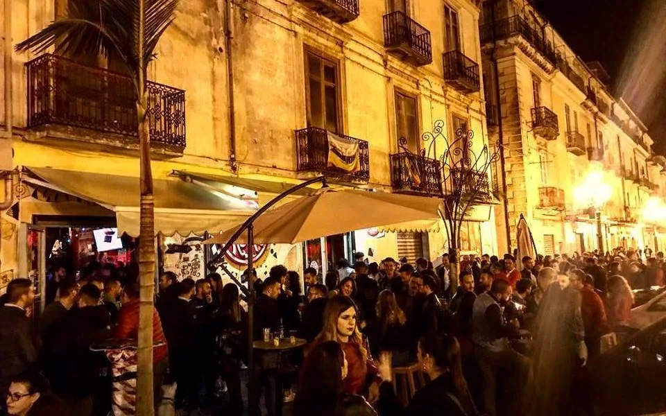 Folla davanti ai locali nel centro di Lamezia Terme durante la sera
