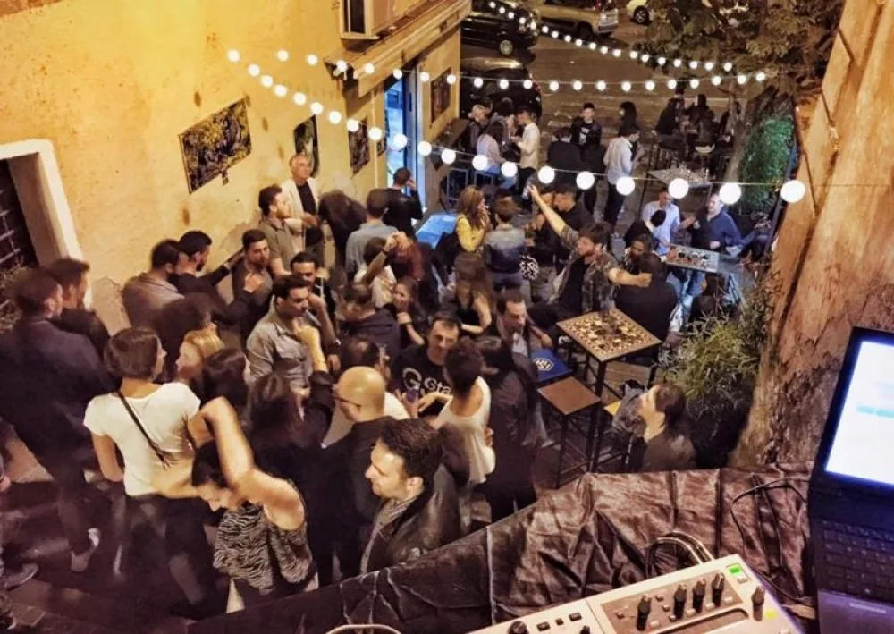 Serata in un locale con cortile all'aperto e tante persone