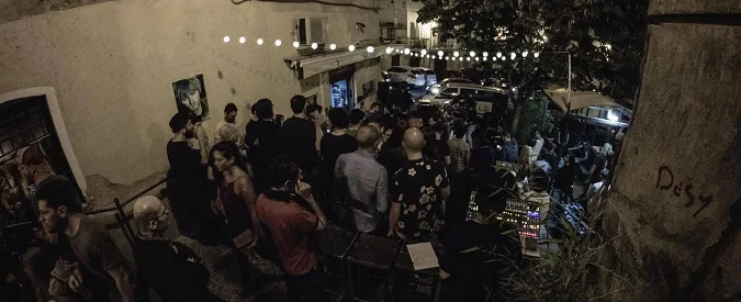 Persone riunite in una terrazza all'aperto durante la sera