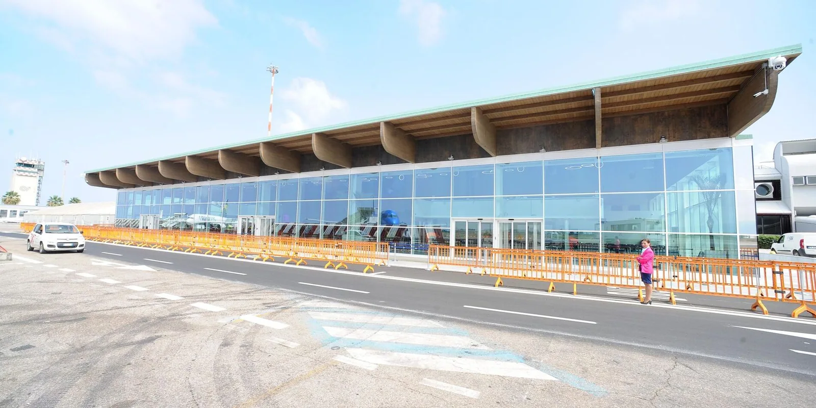 Facciata vetrata del terminal dell'aeroporto di Lamezia Terme