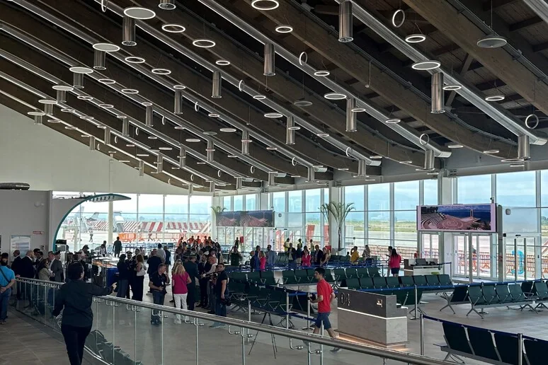 Sala d'attesa e gate del terminal dell'aeroporto di Lamezia Terme