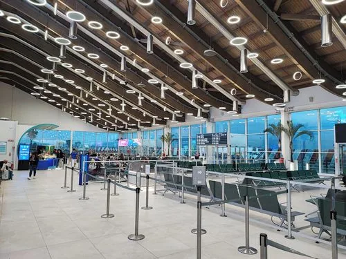 Interno del terminal aeroportuale con sedute e vetrate