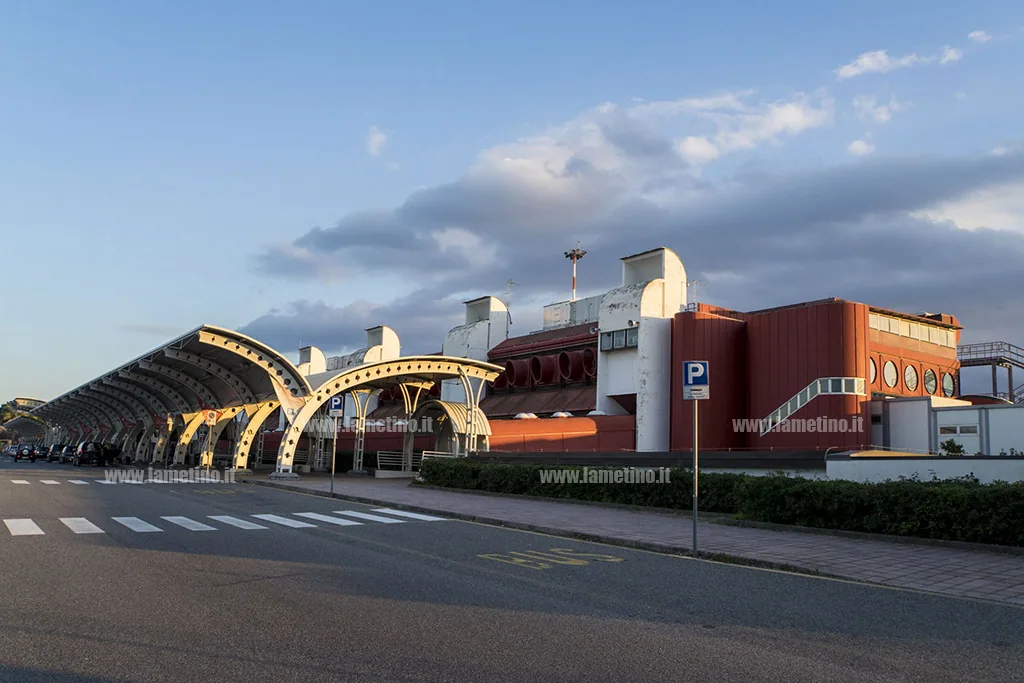 Edificio dell'aeroporto di Lamezia Terme visto dalla strada