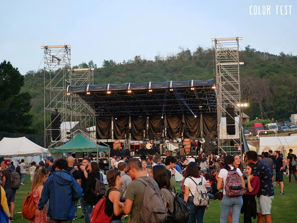 Pubblico al Color Fest in un'area concerti all'aperto