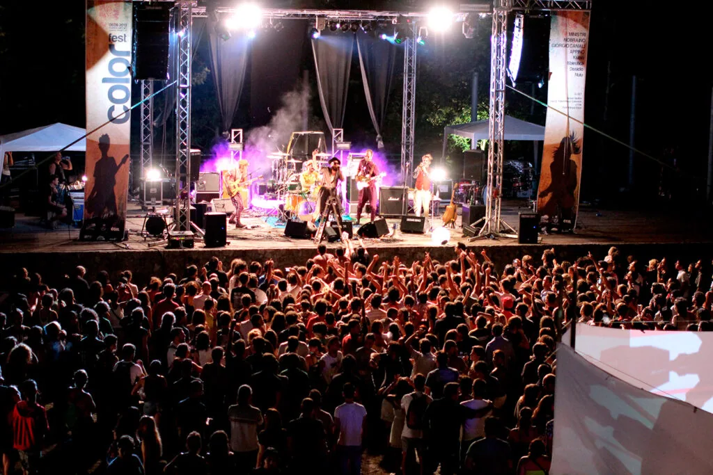 Band sul palco durante il Color Fest a Lamezia Terme