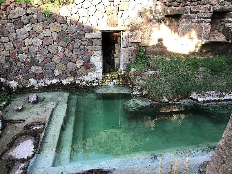 Vasca termale in pietra delle Terme di Caronte