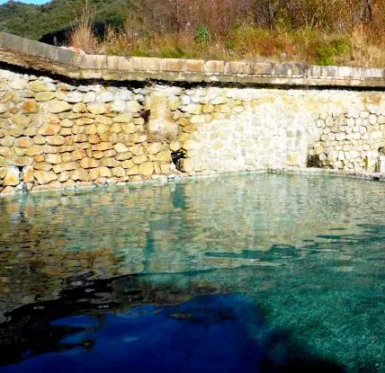 Acqua limpida in una vasca termale presso Caronte