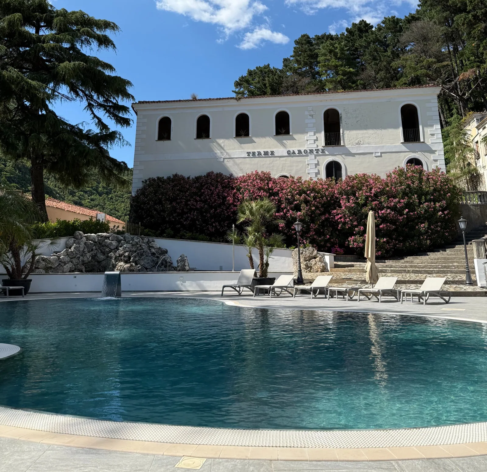 Piscina e edificio delle Terme di Caronte a Lamezia Terme