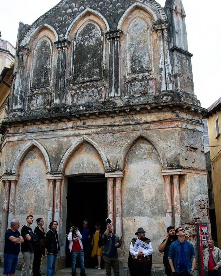 Facciata storica con archi a sesto acuto nel centro cittadino
