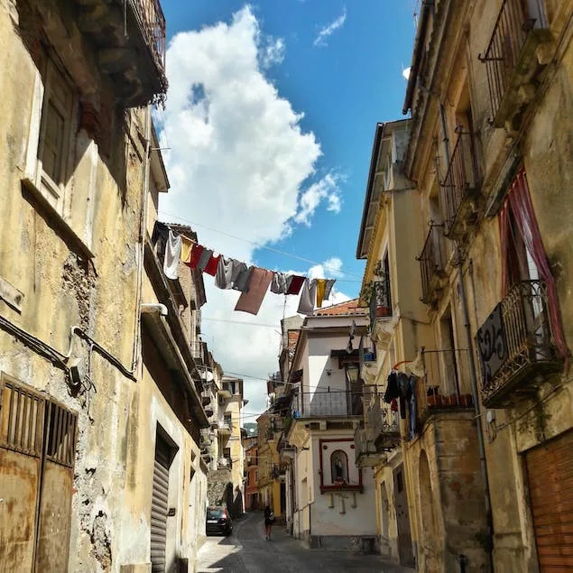 Vicolo del centro storico con case antiche e panni stesi