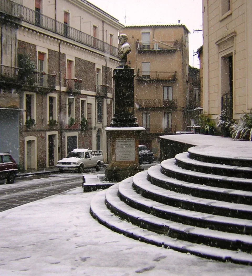 Scalinata e statua in una piazza di Lamezia Terme innevata
