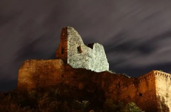 Rovine del Castello Normanno-Svevo illuminate di notte