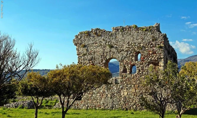 Resti delle murature dell'antica abbazia di Lamezia Terme