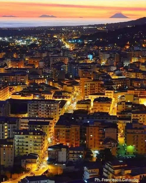 Panorama della città di Lamezia Terme con luci serali e mare sullo sfondo
