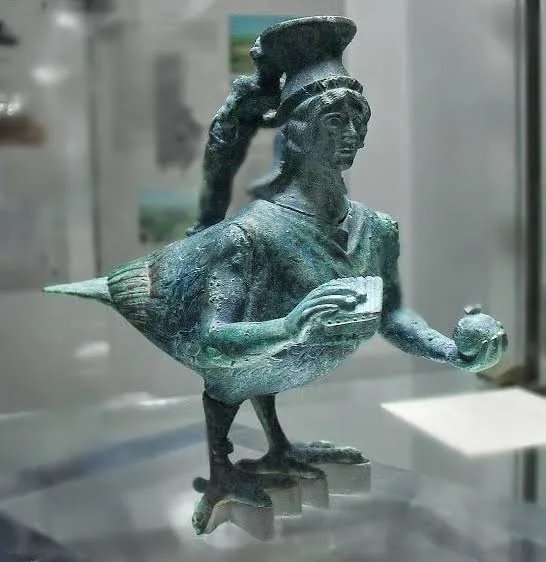 Piccola scultura in bronzo esposta in una vetrina