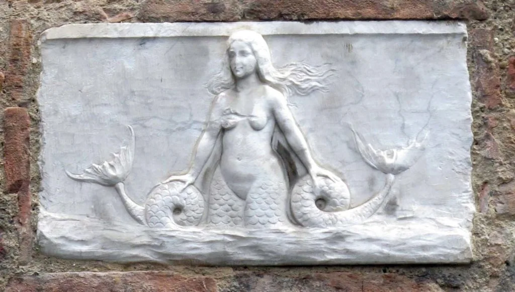 Bassorilievo in pietra con sirena bicaudata