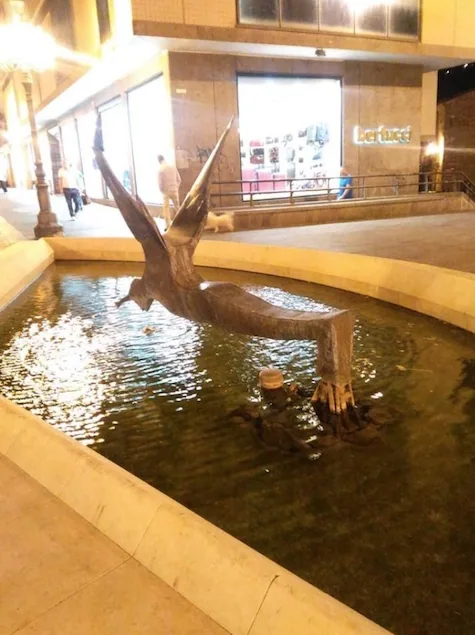 Fontana con scultura bronzea nel centro di Lamezia Terme