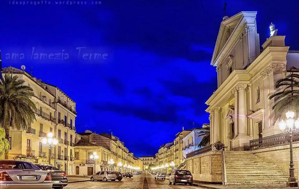 Cattedrale di Lamezia Terme illuminata di sera e cielo blu intenso