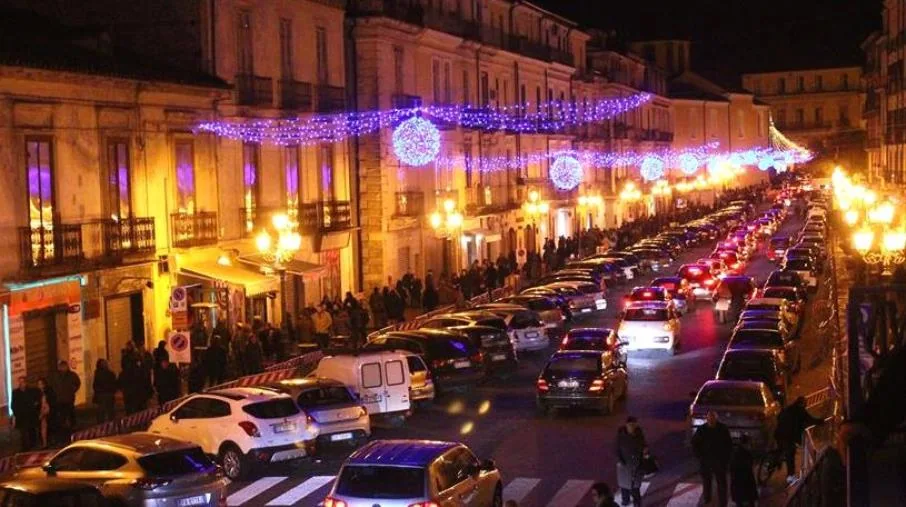 Strada del centro illuminata da luminarie durante le festività