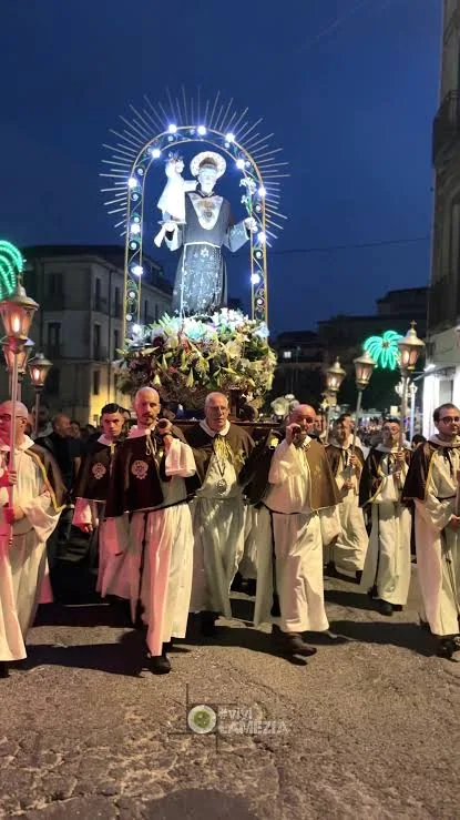 Processione religiosa con statua di Sant'Antonio illuminata