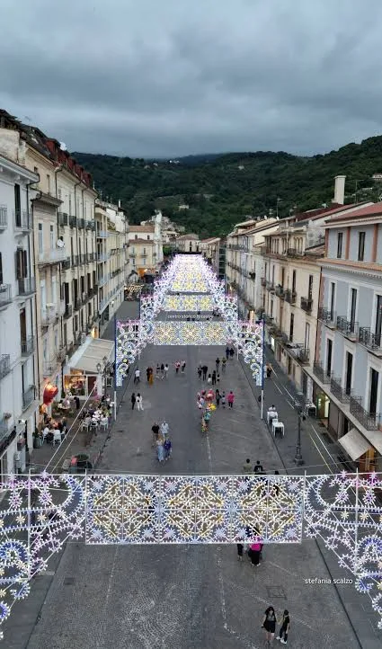 Via del centro storico decorata da luminarie vista dall'alto