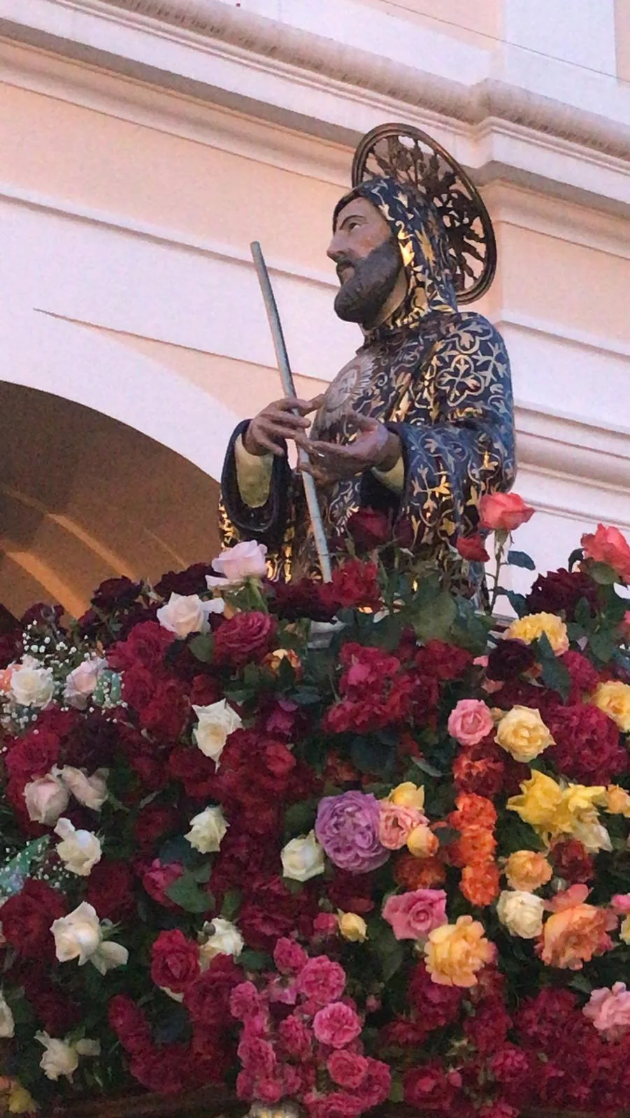 Statua di Sant'Antonio decorata con fiori